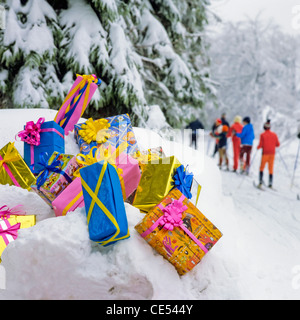 Des cadeaux de Noël sur la neige par des sapins, les skieurs de fond dans la distance, Alsace, France, Europe Banque D'Images