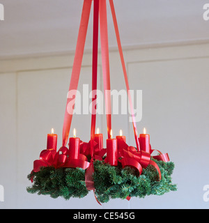 La guirlande de noël avec des bougies rouges plafond suspendu à l'Alsace, France, Europe Banque D'Images