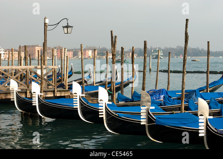 Quai des gondoles sur le Grand Canal, près de la Place Saint-Marc, Venise, Italie Banque D'Images