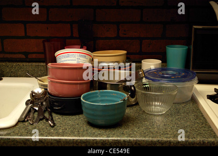 Une pile de vaisselle sale s'assoit sur le comptoir en attente d'être lavées Banque D'Images