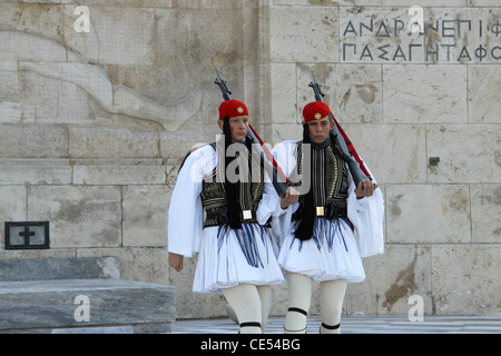 La place Syntagma, le parlement grec, le changement de la garde (evzones) sur la tombe de leur soldat inconnu, Athènes, Attique, Grèce Banque D'Images