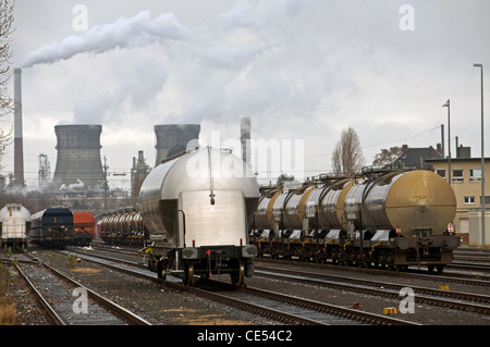 Navires-citernes ferroviaires Evonik usine chimique, Wesseling, Cologne, Rhénanie du Nord-Westphalie, Allemagne. Banque D'Images