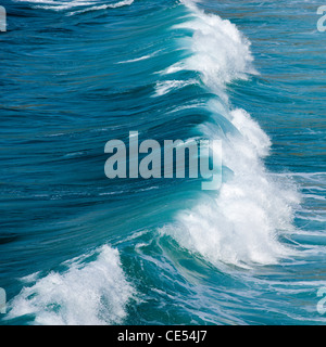 La rupture de l'onde de l'Atlantique au large des côtes ouest de la Cornouailles