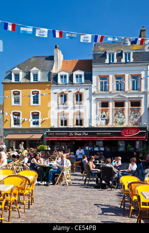 Les personnes bénéficiant de l'ensoleillement et de discuter à la terrasse d'un café à la place Dalton de Boulogne, France Banque D'Images