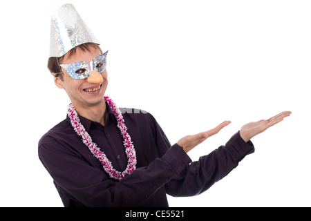 Funny laid nerd man wearing party mask pointing, isolé sur fond blanc. Banque D'Images