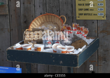 Produits de l'érable du Québec dans une boîte en bois Banque D'Images