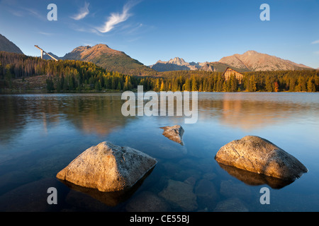 Le Lac de Štrbské Pleso, hôtel et de Saut à Ski les montagnes Tatra de Slovaquie, Europe Banque D'Images