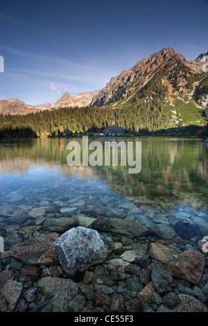 Popradske Pleso lac dans les Hautes Tatras de Slovaquie, de l'Europe. L'automne (octobre) 2011. Banque D'Images