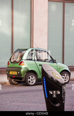 Un G-Wiz voiture électrique dans les rues de Londres, UK et une station de rechargement. Banque D'Images