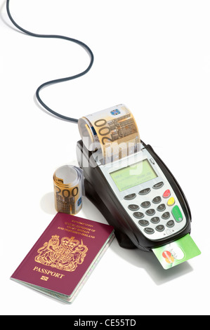 Un passeport britannique et d'une carte de crédit distribution machine billets en euro Banque D'Images