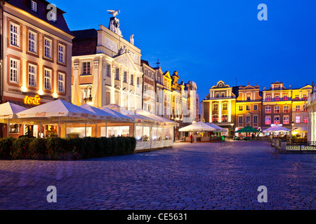 La place de la vieille ville, Stary Rynek, dans la ville polonaise de Poznan, Pologne, la nuit. Banque D'Images