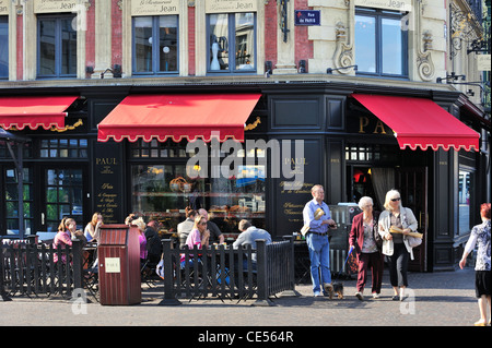 Les touristes de manger des pâtisseries sur la terrasse de la célèbre boulangerie et pâtisserie Patisserie Paul à Lille, France Banque D'Images