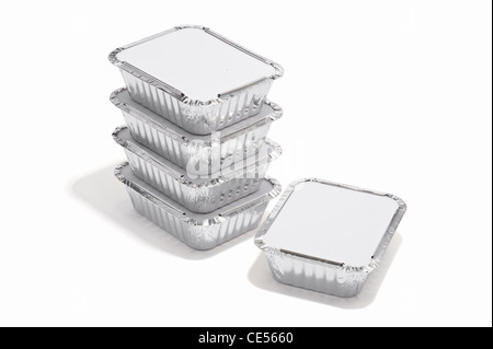 Une pile de papier aluminium contenants alimentaires Banque D'Images