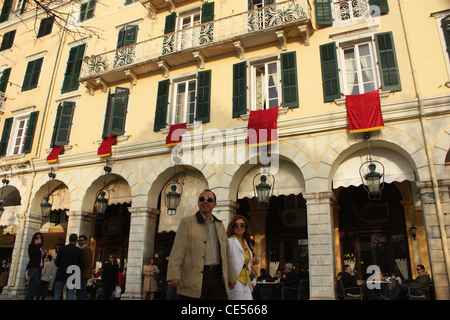 Megalo Savatto (samedi de Pâques), tableau vêtements sur Windows, la ville de Corfou. Place de la Spianada, Corfou, Grèce, île Ionienne Banque D'Images