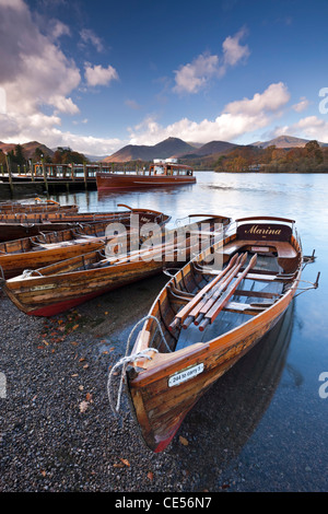 Barques en bois sur Derwent Water, Keswick, Lake District, Cumbria, Angleterre. L'automne (novembre) 2011.