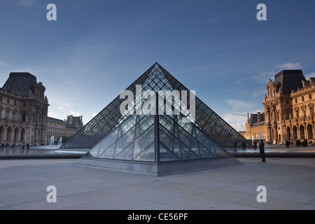 Les pyramides en face du musée du Louvre à Paris, France. Banque D'Images