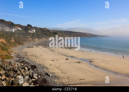 Quartier calme plage de sable à marée basse avec sea mist sur la côte sud des Cornouailles de Coverack, Cornwall, Angleterre, Royaume-Uni, Grande Bretagne. Banque D'Images