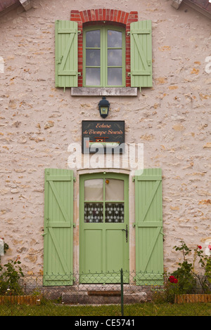 Un verrou keepers cottage sur le canal du Berry en France. Banque D'Images