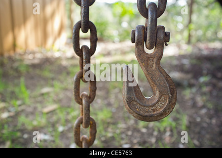 Rusty chaîne heavy duty avec crochet fixé Banque D'Images