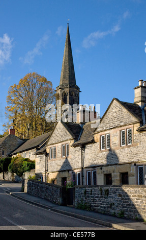 Tous les Saints de l'église paroissiale et maisons en pierre, rue King Bakewell Derbyshire UK Banque D'Images