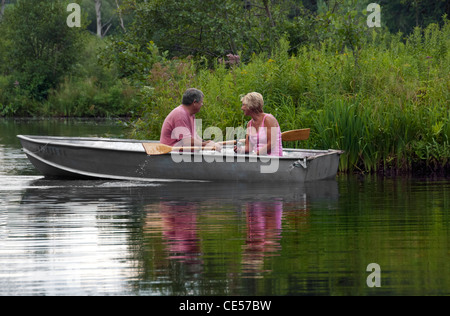 Un couple dans une barque sur un lac ou un étang Banque D'Images