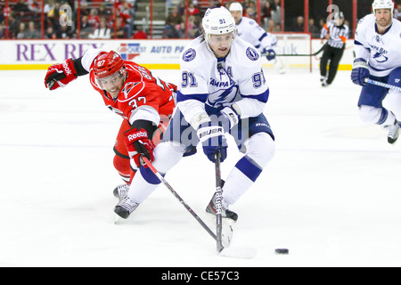 Steve Stamkos Lightning de Tampa Bay et Carolina Hurricane Tim Brent dans une partie de la LNH au cours de la saison 2011-2012 au Centre RBC Banque D'Images