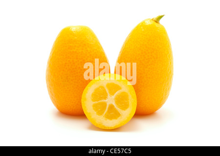Le kumquat sur fond blanc Banque D'Images