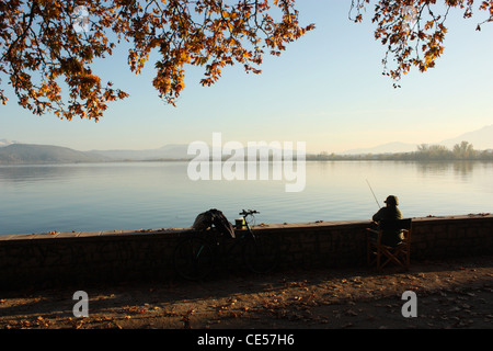 L'homme Pêche, Lac Pamvotis, Ioannina, Epiros, Grèce Banque D'Images