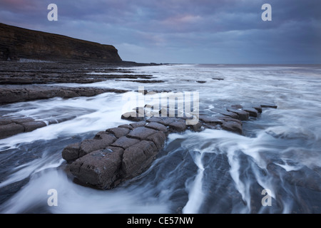 Vagues précipitation autour des corniches cassée à Nash Point sur la côte du Glamorgan, Pays de Galles, Royaume-Uni. Hiver (décembre) 2011. Banque D'Images