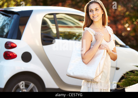 Jolie jeune fille avec sac Banque D'Images