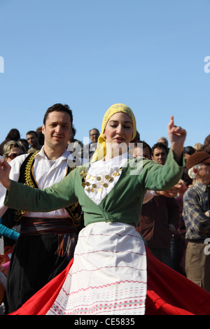 Danses traditionnelles sur l'assainissement de lundi à la colline Filopappou, Athènes, Attique, Grèce Banque D'Images