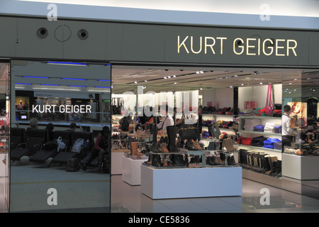 Les consommateurs et les voyageurs à la Kurt Geiger Fashion Chaussures Chaussures Boutique shop magasin dans l'aéroport de Gatwick, Sussex, Angleterre. Banque D'Images