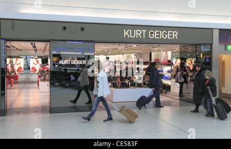 Les consommateurs et les voyageurs à la Kurt Geiger Fashion Chaussures Chaussures Boutique shop magasin dans l'aéroport de Gatwick, Sussex, Angleterre. Banque D'Images