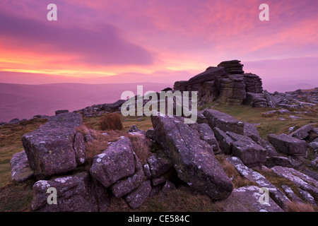 Lever du soleil intense au-dessus de Belstone Tor, Dartmoor, dans le Devon, Angleterre. L'hiver (Janvier) 2012. Banque D'Images