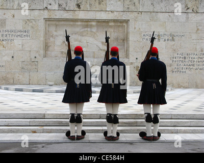 La place Syntagma, le parlement grec, le changement de la garde (evzones) sur la tombe de leur soldat inconnu, Athènes, Attique, Grèce Banque D'Images