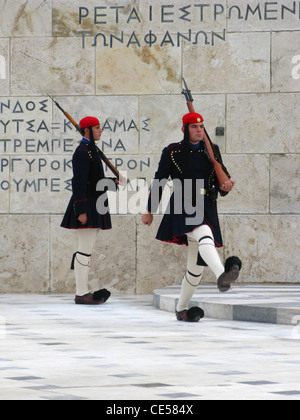 La place Syntagma, le parlement grec, le changement de la garde (evzones) sur la tombe de leur soldat inconnu, Athènes, Attique, Grèce Banque D'Images