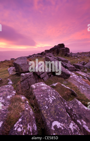 Fiery intense aube du ciel au-dessus de Belstone Tor, Dartmoor, dans le Devon, Angleterre. L'hiver (Janvier) 2012. Banque D'Images