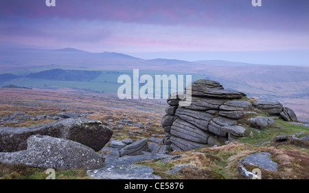 Vue en direction de High Willhays de Belstone Tor, Dartmoor, dans le Devon, Angleterre. L'hiver (Janvier) 2012. Banque D'Images