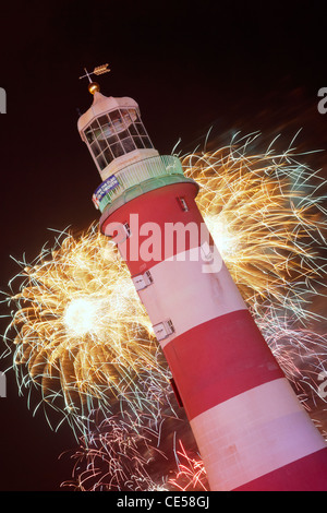 Championnats nationaux d'Artifice afficher derrière le phare de Smeaton's Tower sur Plymouth Hoe. Banque D'Images