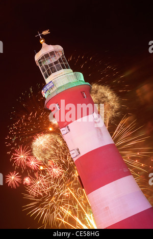 Championnats nationaux d'Artifice afficher derrière le phare de Smeaton's Tower sur Plymouth Hoe. Banque D'Images