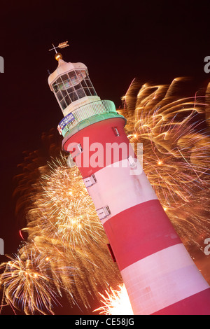 Championnats nationaux d'Artifice afficher derrière le phare de Smeaton's Tower sur Plymouth Hoe. Banque D'Images