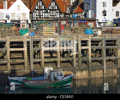 Bateaux de pêche dans le port de Scarborough Banque D'Images