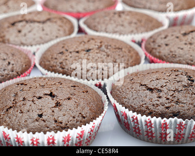 Muffins au chocolat dans les tasses de papier - selective focus Banque D'Images