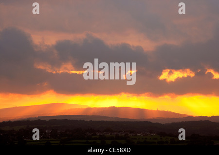 Coucher de soleil spectaculaire sur les collines de Devon et Cornwall Banque D'Images