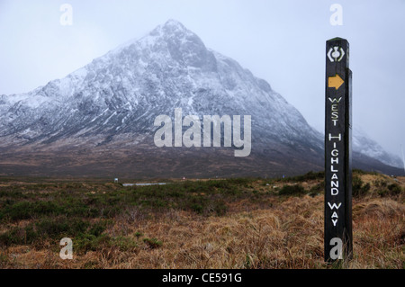 West Highland Way signe et Buachaille Etive Mor en hiver, Glencoe, les Highlands écossais Banque D'Images