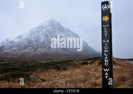 West Highland Way signe et Buachaille Etive Mor en hiver, Glencoe, les Highlands écossais Banque D'Images