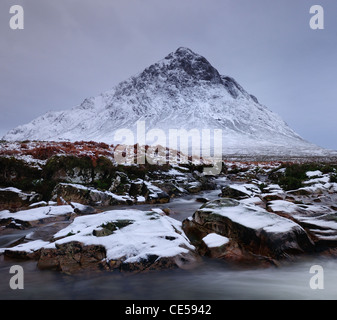 Des roches couvertes de neige dans la rivière, Coupall avec Stob Dearg en arrière-plan. En hiver, les Highlands écossais Glencoe Banque D'Images