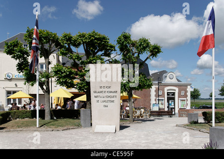 Place Guillaume le Conquérant, Saint-Valery-sur-Somme, avec l'Office de Tourisme Banque D'Images