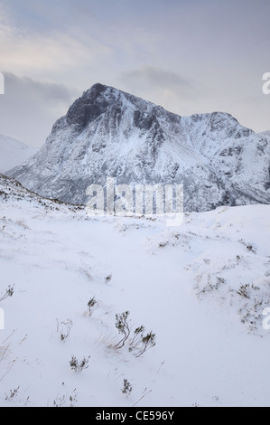 Vue sur Buachaille Etive Mor à partir de la neige a couvert une Chrulaiste Beinn Stob. Scène d'hiver dans la région de Glencoe, les Highlands écossais Banque D'Images