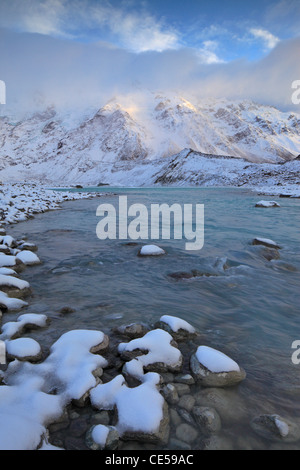 Carénage Mt Sefton et nuages le marchepied au lever du soleil vu de la Hooker Valley dans le parc national du Mt Cook, Nouvelle-Zélande Banque D'Images